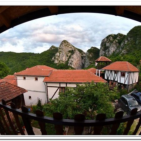 Golemi Kamik Pirot Vlasi Bagian luar foto