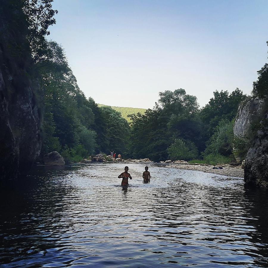 Golemi Kamik Pirot Vlasi Bagian luar foto