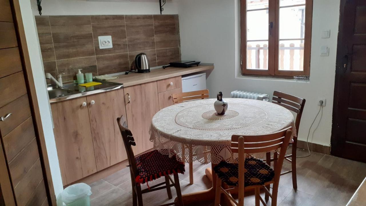 Golemi Kamik Pirot Vlasi Bagian luar foto