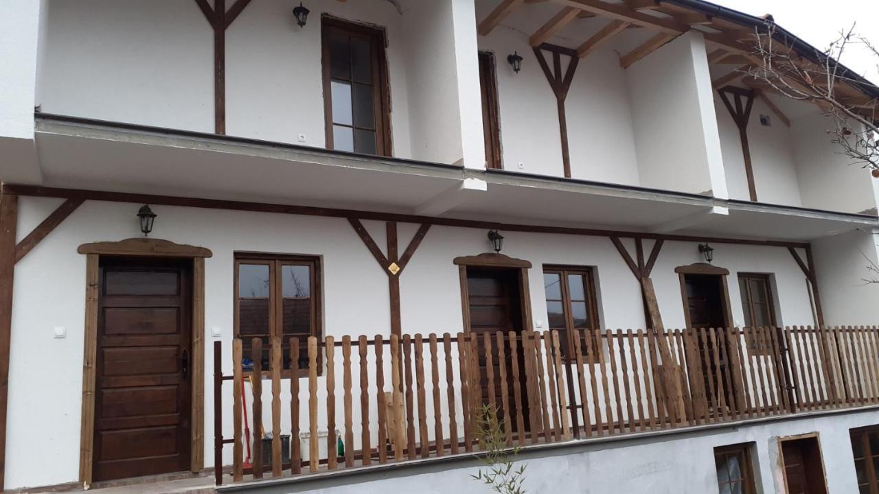 Golemi Kamik Pirot Vlasi Bagian luar foto