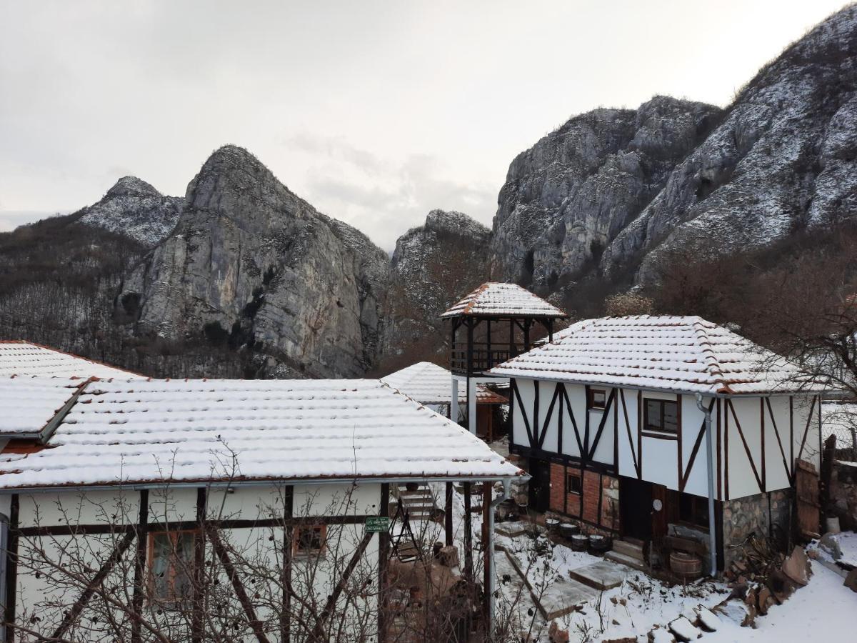 Golemi Kamik Pirot Vlasi Bagian luar foto