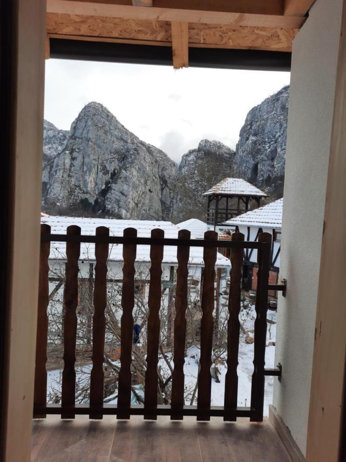 Golemi Kamik Pirot Vlasi Bagian luar foto