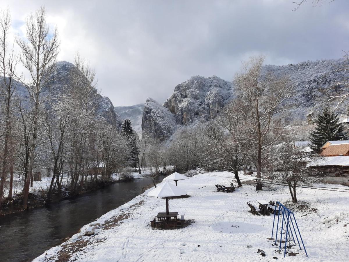 Golemi Kamik Pirot Vlasi Bagian luar foto