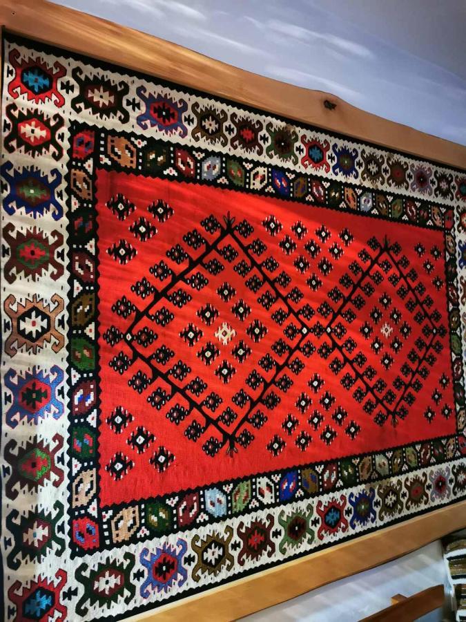 Golemi Kamik Pirot Vlasi Bagian luar foto