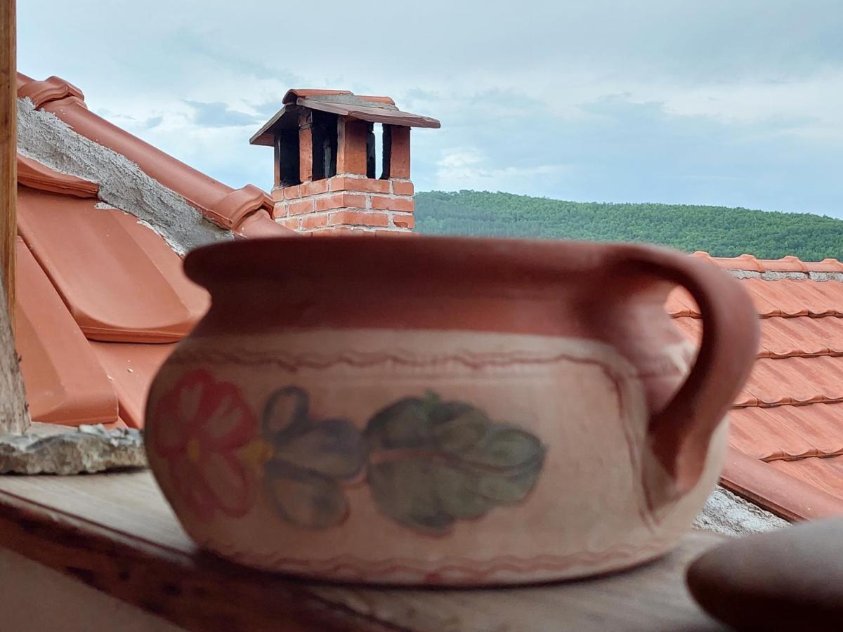 Golemi Kamik Pirot Vlasi Bagian luar foto