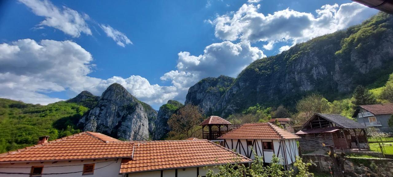 Golemi Kamik Pirot Vlasi Bagian luar foto