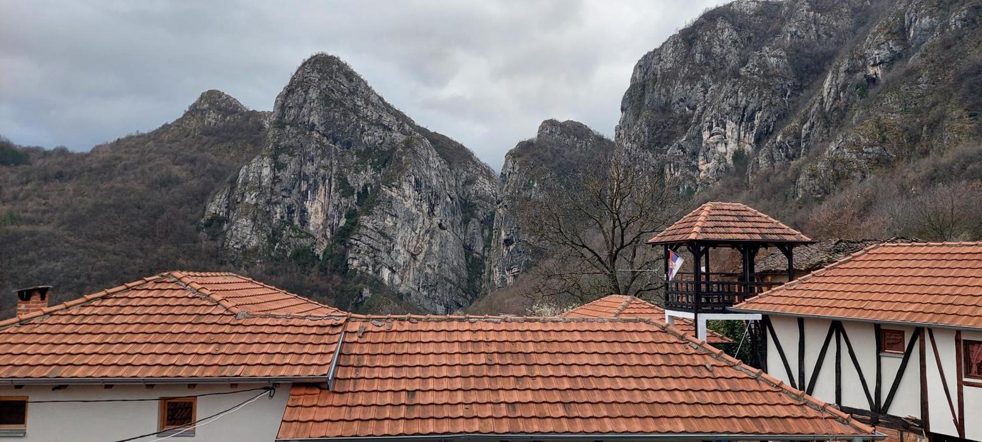 Golemi Kamik Pirot Vlasi Bagian luar foto