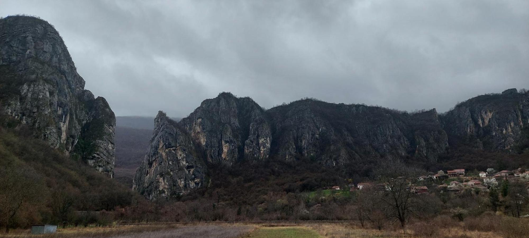 Golemi Kamik Pirot Vlasi Bagian luar foto