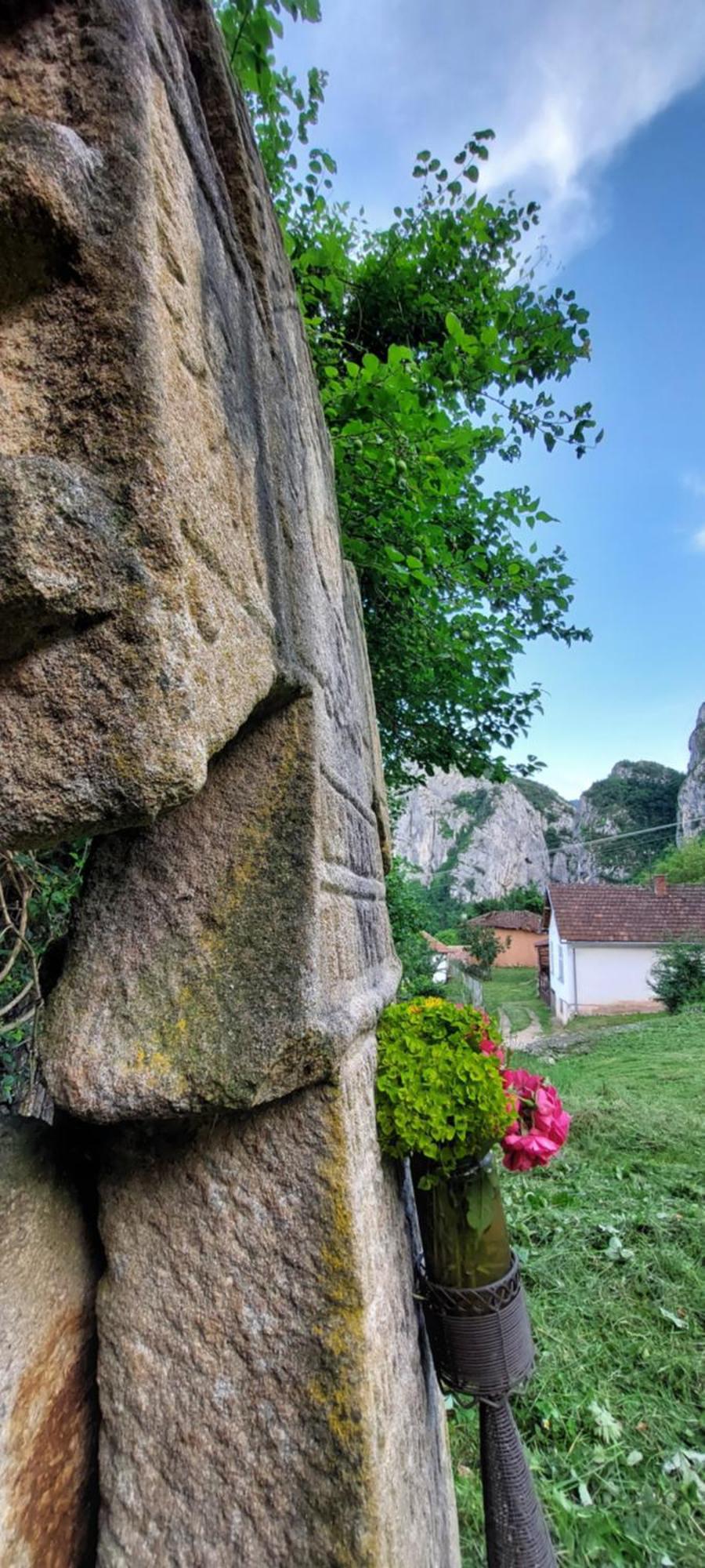 Golemi Kamik Pirot Vlasi Bagian luar foto