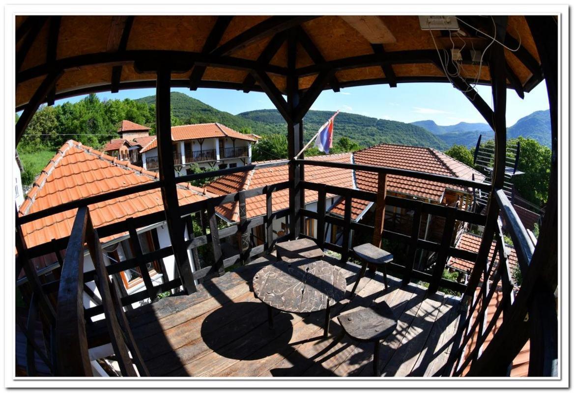 Golemi Kamik Pirot Vlasi Bagian luar foto