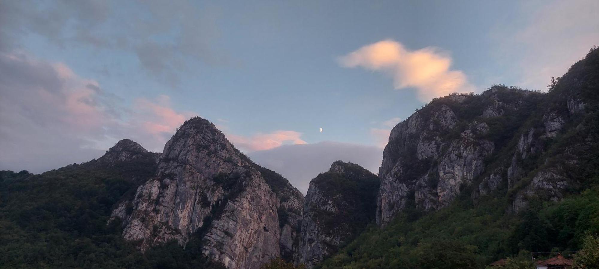 Golemi Kamik Pirot Vlasi Bagian luar foto