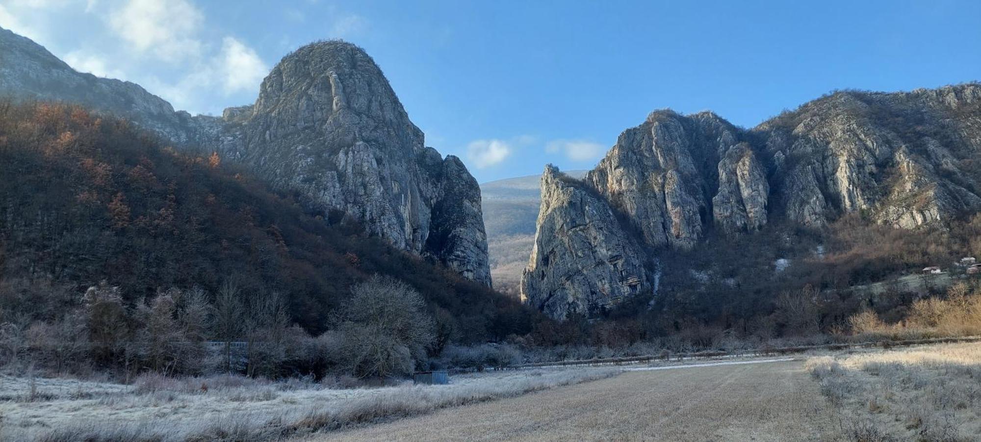 Golemi Kamik Pirot Vlasi Bagian luar foto