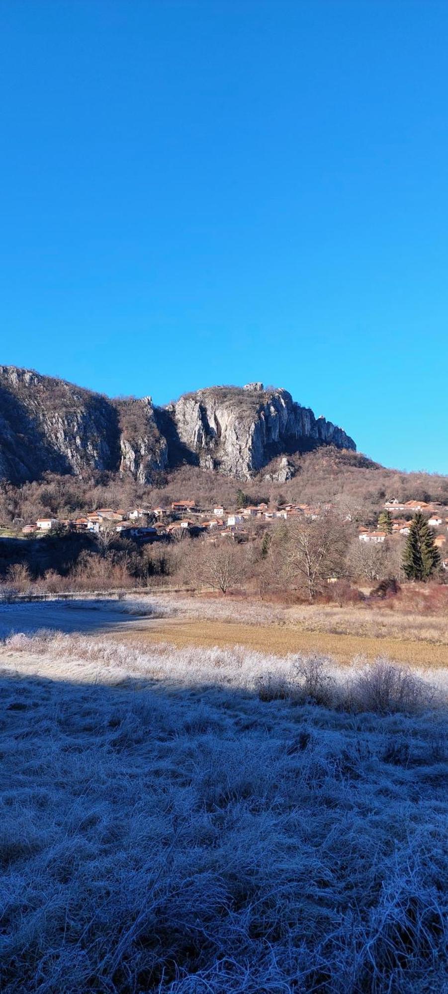Golemi Kamik Pirot Vlasi Bagian luar foto